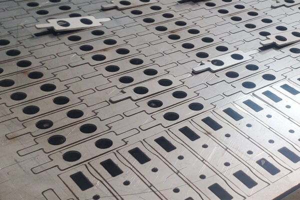 Cortes de Alta Precisão em Tubos e Chapas de Aço